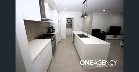 Show-stopping family home offering space and luxury - Photo 3