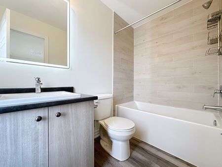 For Lease - 209 Vantage Loop, Newmarket, Ontario - Photo 5