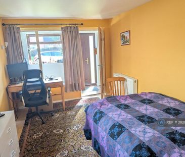 1 bedroom in a house share to rent - Photo 1