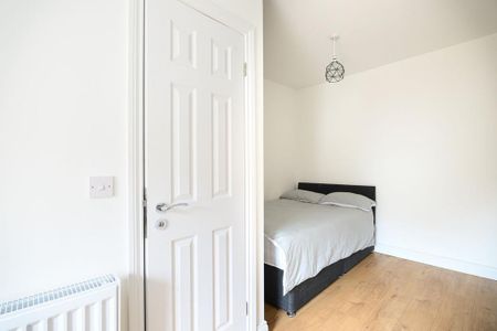 3 bedroom flat to rent - Photo 2