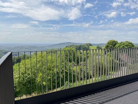 Exklusiver Erstbezug mit großem Balkon, zwei Stellplätzen und herrlichem Fernblick - Foto 4