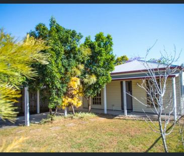 Charming Coopers Plains Family Home - Photo 6