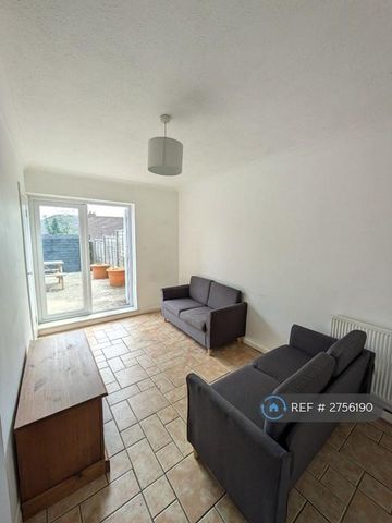 4 bedroom semi-detached house to rent - Photo 2