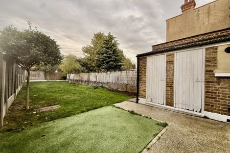 3 bed House South Avenue, SS2 - Photo 5