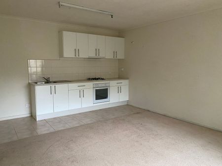 SPACIOUS UNIT/HOUSE LOCATED CLOSE TO SCHOOLS AND PUBLIC TRANSPORT - Photo 4