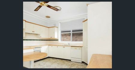 Spacious Family Home with Self-Contained Studio – Backing Onto Darling Street Park - Photo 2