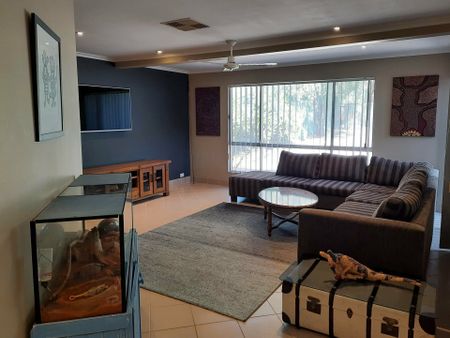 3 BEDROOM, 2 BATHROOM HOUSE IN LARAPINTA ON QUIET STREET - Photo 3