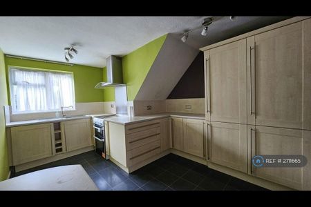 2 bedroom maisonette to rent - Photo 2