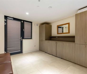 Furnished Four Double Bedroom townhouse with a garage and roof terr... - Photo 5