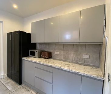 Room in a Shared House, Broadlands Road, SO17 - Photo 3