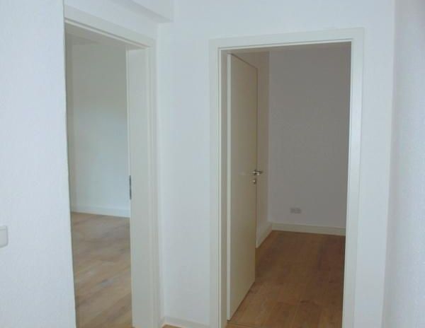 Frisch renovierte 3-Zimmer-Wohnung mit neuem Laminatboden "Dielenoptik", sep. Küche & Badewanne - Foto 1