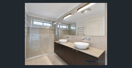 Modern Family Entertainer in a Prime Location - Photo 4