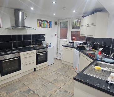 8 Bed - 11 Headingley Avenue, Headingley, Leeds - LS6 3ER - Student - Photo 6