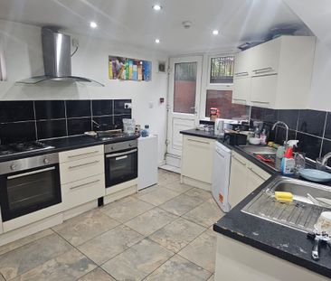 8 Bed - 11 Headingley Avenue, Headingley, Leeds - LS6 3ER - Student - Photo 5