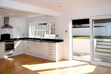 4 bedroom detached house to rent - Photo 4