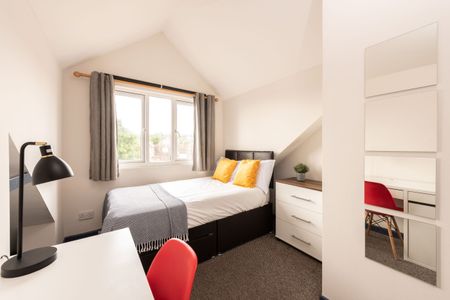 Sociable Home Steps from Tesco & IKEA - Photo 4