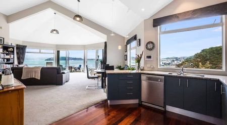 Contemporary Haven with Panoramic Water and City Skyline Views. - Photo 3