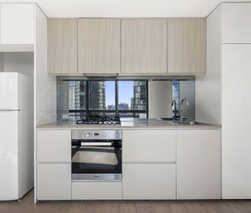 Perfect Location – Secure Building and Stunning Views - Photo 4