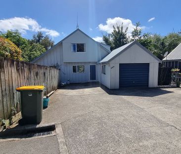 Tidy 4-Bedroom Home with Gully Views - Photo 3