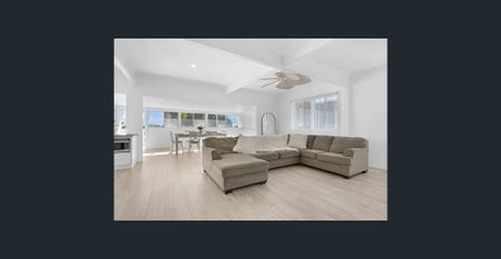 Spacious family home with expansive living space - Photo 2