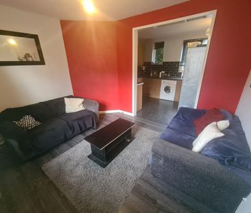 4 Bed - 149 Ash Road, Headingley, Leeds - LS6 3HD - Student - Photo 5