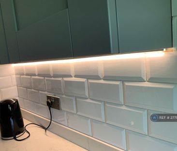 1 bedroom in a flat share to rent - Photo 5