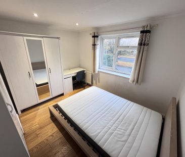 1 bedroom in a house share to rent - Photo 2
