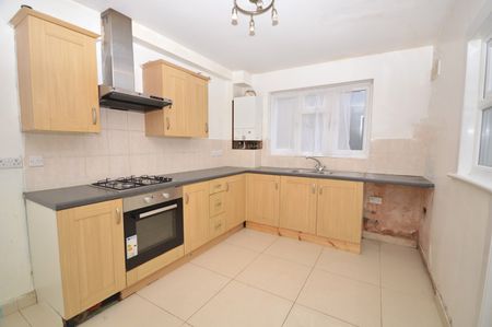 3 Bed Terraced House, Norfolk Road, E6 - Photo 5