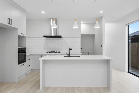 For rent is a luxurious, high-spec three-bedroom townhouse located in the heart of Peacockes, one of Hamilton's most rapidly developing and sought-after suburbs. - Photo 5