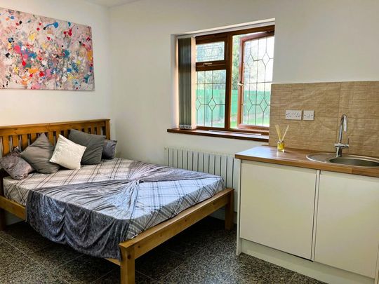 1 bedroom in a house share to rent - Photo 1