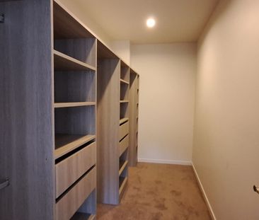 Spacious 6-Bedroom Brick & Tile Mansion – Prime Albany Location - Photo 3