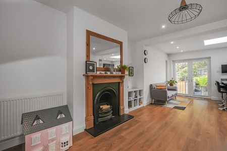 4 bedroom semi-detached house to rent - Photo 4