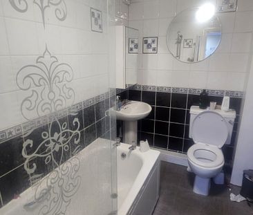 4 Bed - 161B Kirkstall lane, Headingley, Leeds - LS6 3EJ - Student - Photo 3