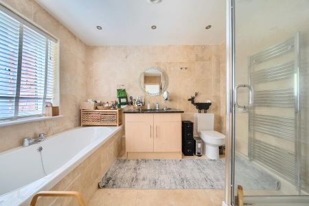 Greatford Drive, Guildford - 5 bedrooms Property for lettings - Seymours - Photo 4