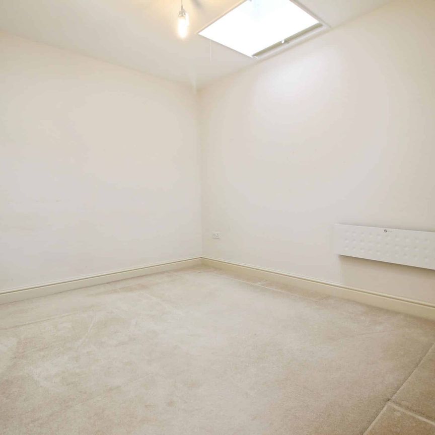 Flat 2, Eastcott House, Swindon, 4 High Street, SN1 - Photo 1