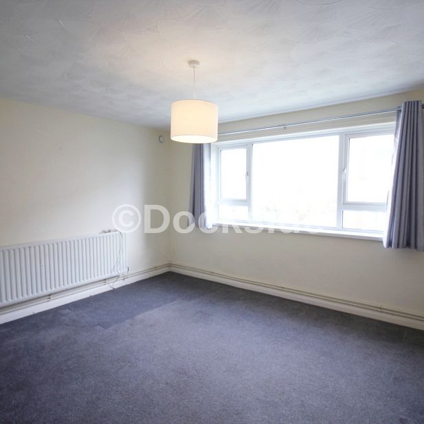 2 bed flat to rent in Hillside, Rochester, ME2 - Photo 1