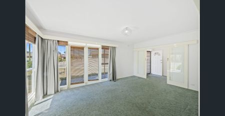 FAMILY HOME ON SPACIOUS BLOCK - Photo 5