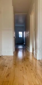 1 CC fermée + Den · 858 pi² · 7min métro Frontenac — 1300$ (1BR) - Photo 3