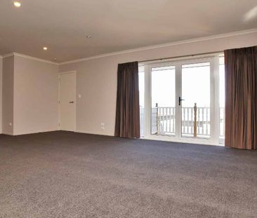 3 Bedrooms in Queens Park! - Photo 5