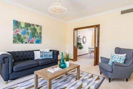 Lakefront Home in Prestigious Delfin Island Location! Two Storey 4/ 5 Bedroom Family Home - Photo 3