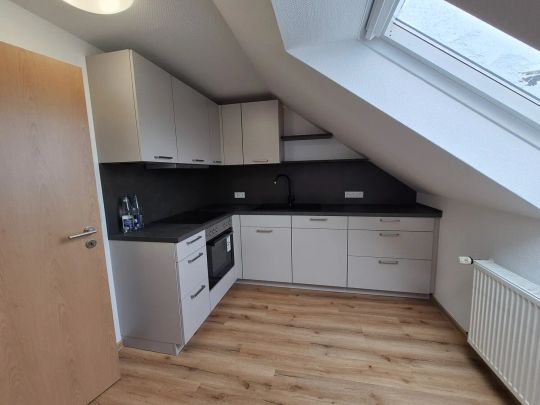 Klimatisierte, lichtdurchflutete 3-Zimmer-Dachgeschosswohnung mit Einbauküche - Photo 1