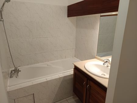 Location Appartement 1 pièce 28m² ST DENIS 97400 - Photo 3