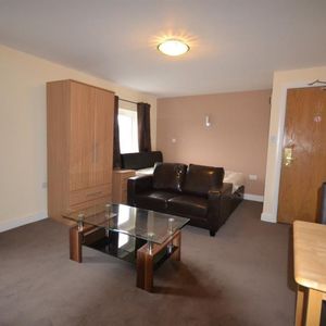 London Road, Reading, Berkshire - Photo 2