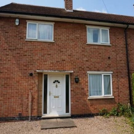 Large 4 bedroom property - Photo 4