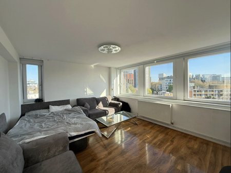 1 bedroom in a flat share to rent - Photo 2