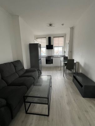 2 Bed Flat, London, W3 - Photo 1