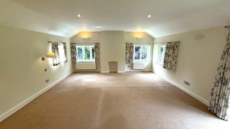 4 bedroom detached house to rent - Photo 2