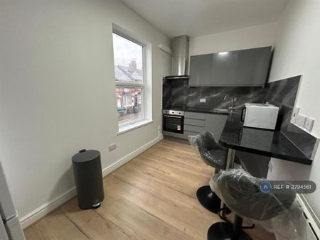 2 bedroom flat to rent - Photo 4
