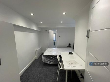 1 bedroom in a house share to rent - Photo 3