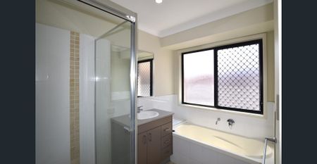 EXECUTIVE RESIDENCE... UP MARKET CATALINA HEIGHTS LOCATION,JUST 3 MINUTES FROM THE CITY - Photo 3